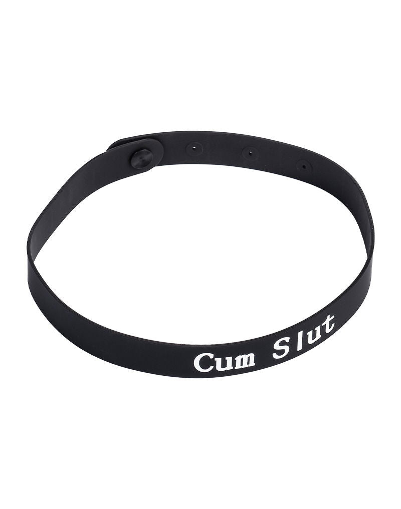 Rimba Latex Play - Halsband met opschrift 'Cum Slut' - Zwart & Wit