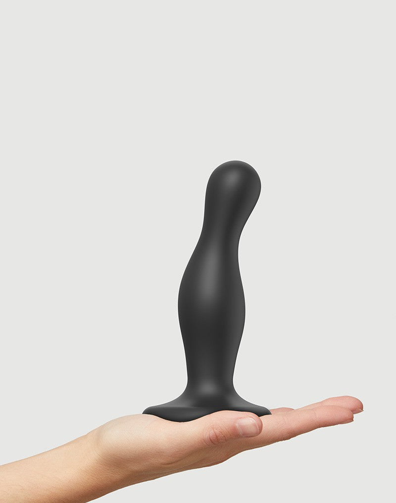 Strap-On-Me - Dildo Plug Curvy Maat M - Zwart