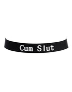 Rimba Latex Play - Halsband met opschrift 'Cum Slut' - Zwart & Wit