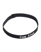 Rimba Latex Play - Halsband met opschrift 'Cum Slut' - Zwart & Wit