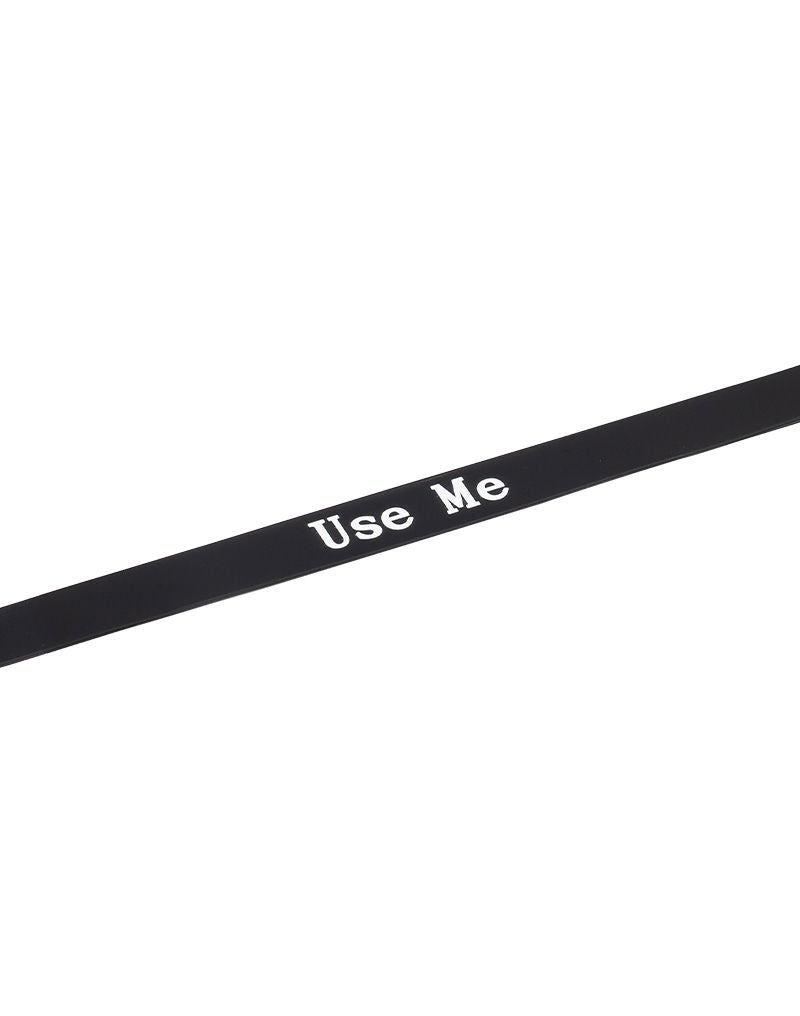 Rimba Latex Play - Halsband met opschrift 'Use Me' - Zwart & Wit