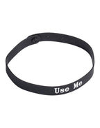 Rimba Latex Play - Halsband met opschrift 'Use Me' - Zwart & Wit