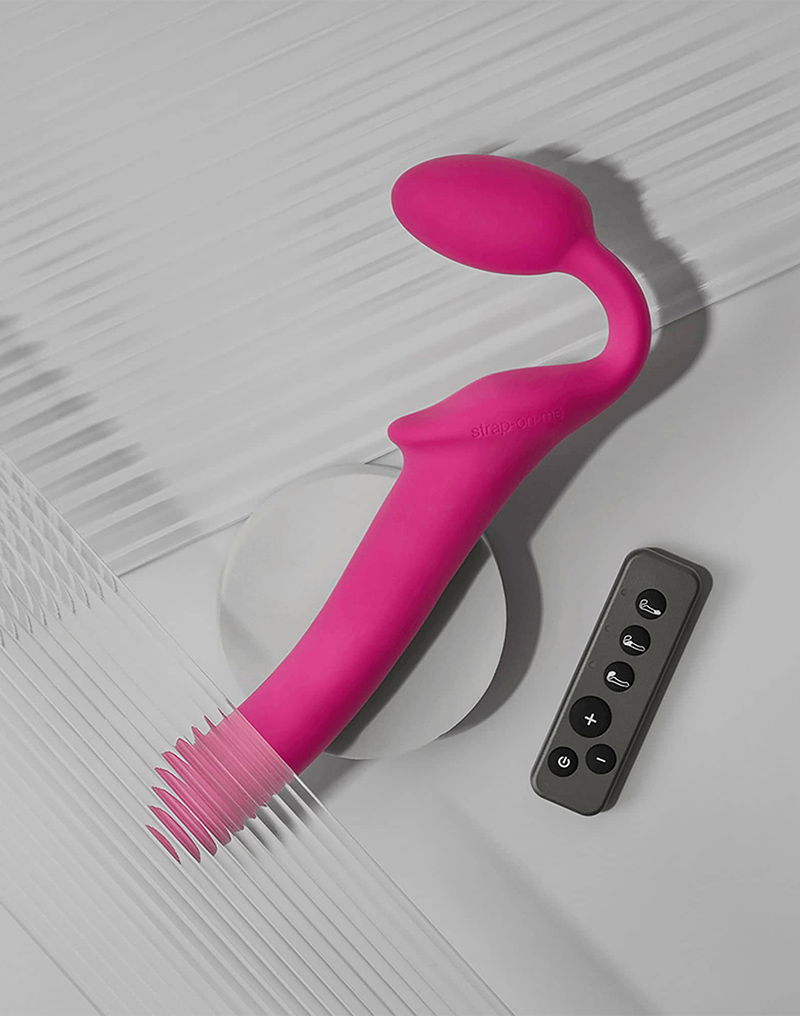 Strap-On-Me - Buigbare Strap-On Vibrator met Afstandsbediening Maat M - Fuchsia