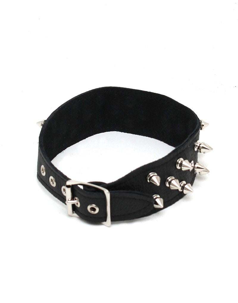 Rimba - Halsband  4 cm. breed, versierd met spikes